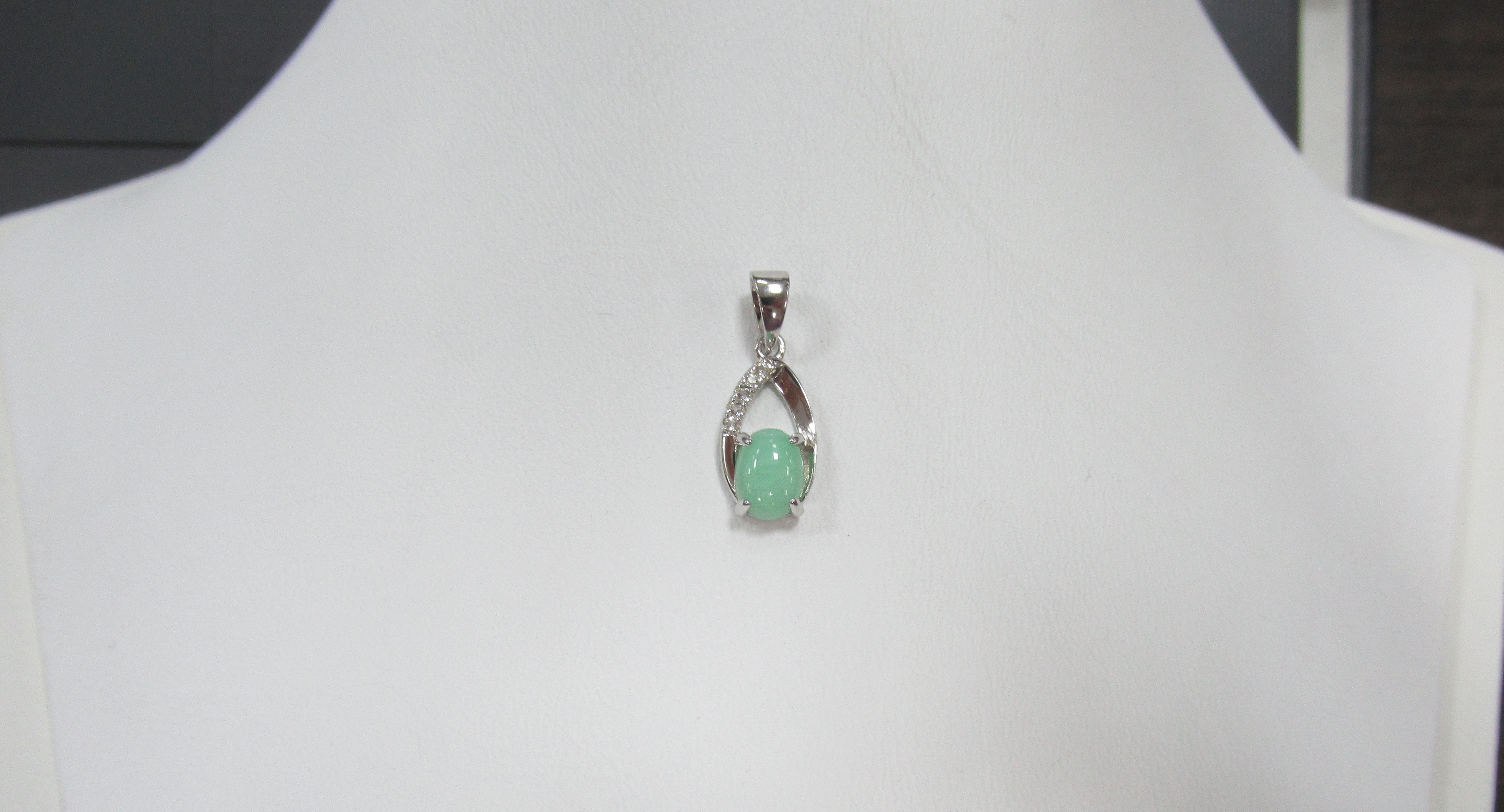 Серебряная подвеска с зеленым халцедоном